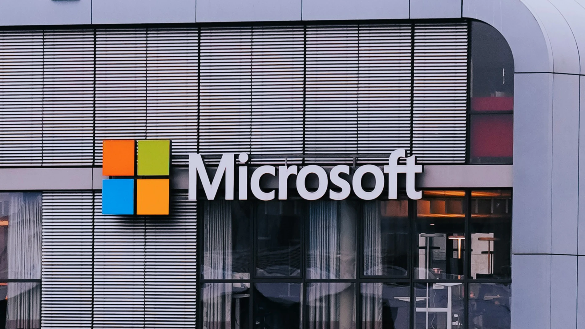 Logo de Microsoft sobre una de sus oficinas