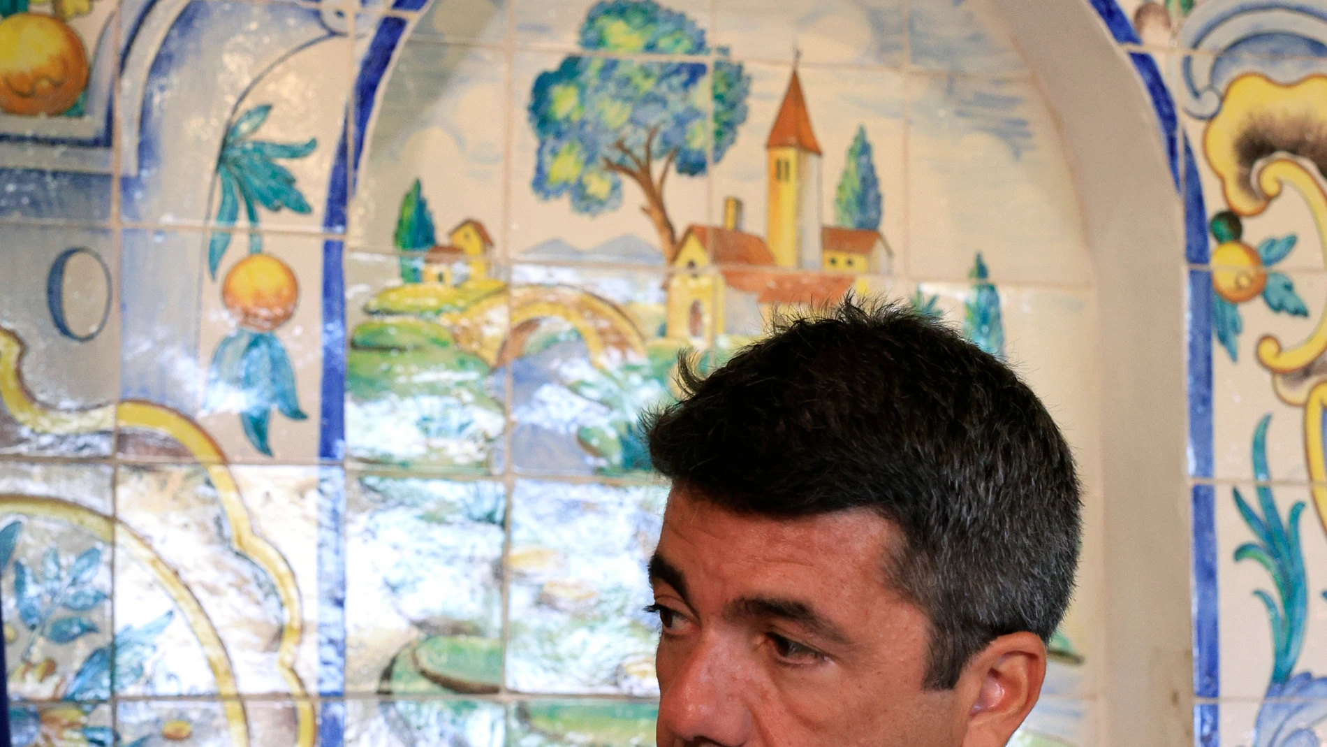 VALENCIA (ESPAÑA), 22/07/2025.- El president de la Generalitat, Carlos Mazón, presenta este martes el proyecto de dos parques metropolitanos antiinundaciones en las riberas del río Turia y del barranco del Poyo, en los que se pretende actuar en más de 1.500 hectáreas para crear una zona verde que conforme una nueva defensa ante posibles riadas. EFE/ Kai Försterling