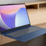 El Lenovo IdeaPad Slim 3 Gen 8 tiene un teclado de tamaño completo