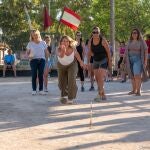 La alcaldesa de Cartagena juega a los bolos cartageneros