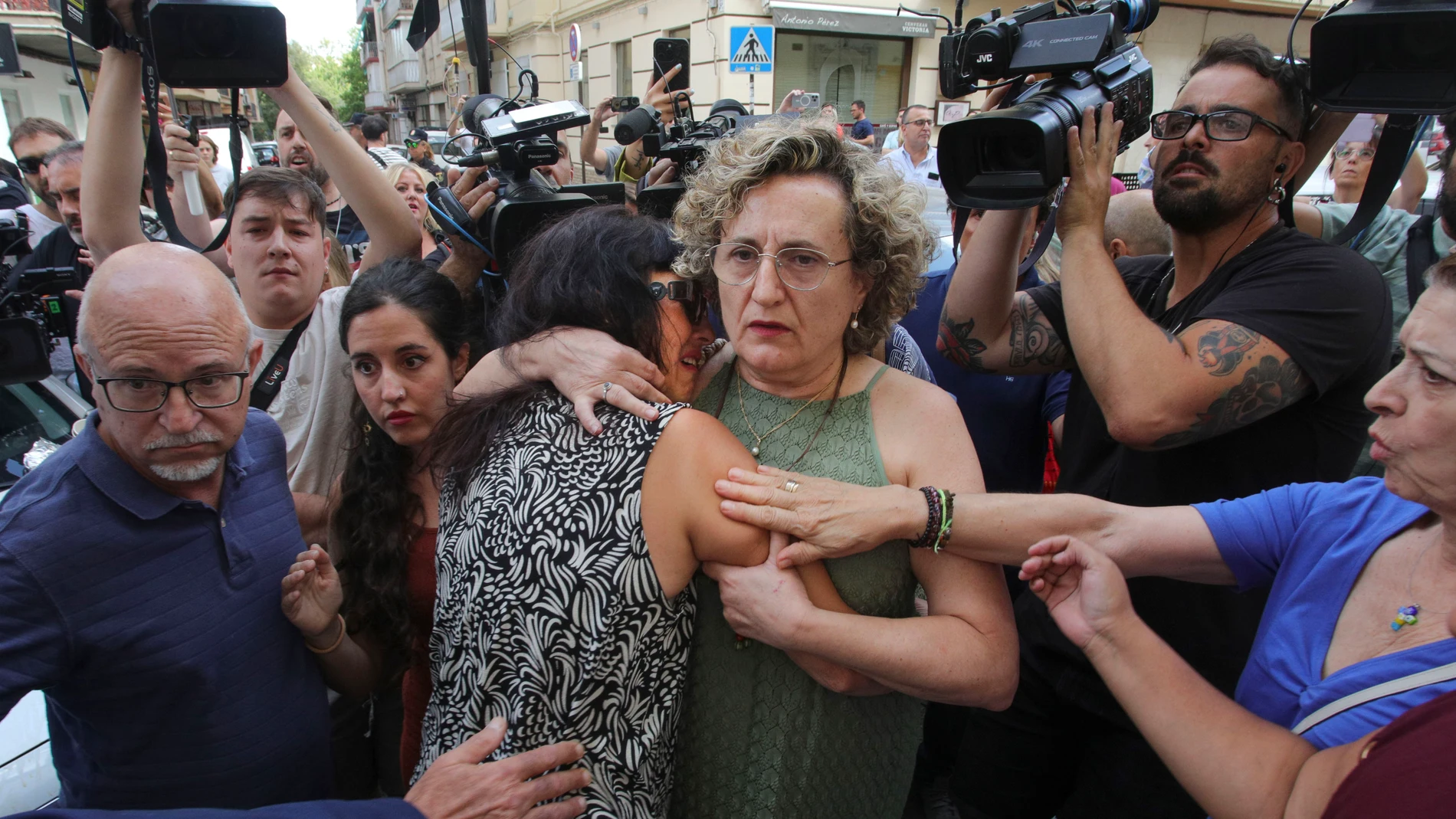 GRANADA, 22/07/2025.- Juana Rivas (c-i), visiblemente afectada, a su llegada al punto de encuentro fijado por orden judicial para que su hijo menor se reencuentre con su padre, el italiano Francesco Arcuri, que tiene la custodia, este martes en Granada. Su llegada se ha producido sobre las 10:40 horas, minutos después de que el Tribunal Constitucional (TC) inadmitiera la petición de medidas cautelares solicitada por los abogados de Juana Rivas para suspender la entrega del niño. Daniel, de 11...