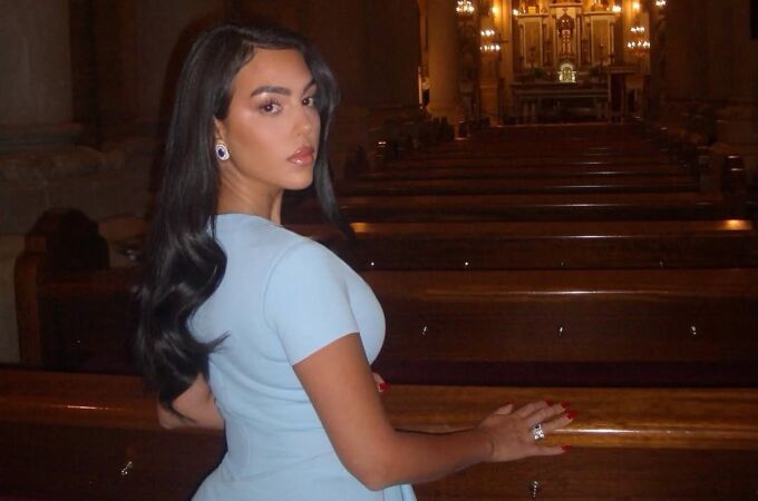 El look de Georgina Rodríguez epara ir a misa.
