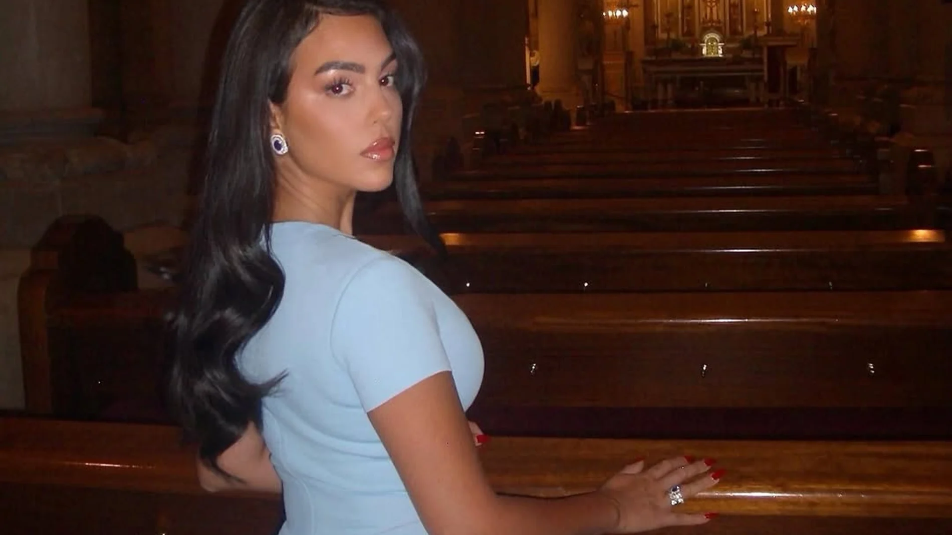 El look de Georgina Rodríguez epara ir a misa.
