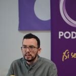 El coordinador de Podemos en Castilla y León, Miguel Ángel Llamas, atiende a la prensa