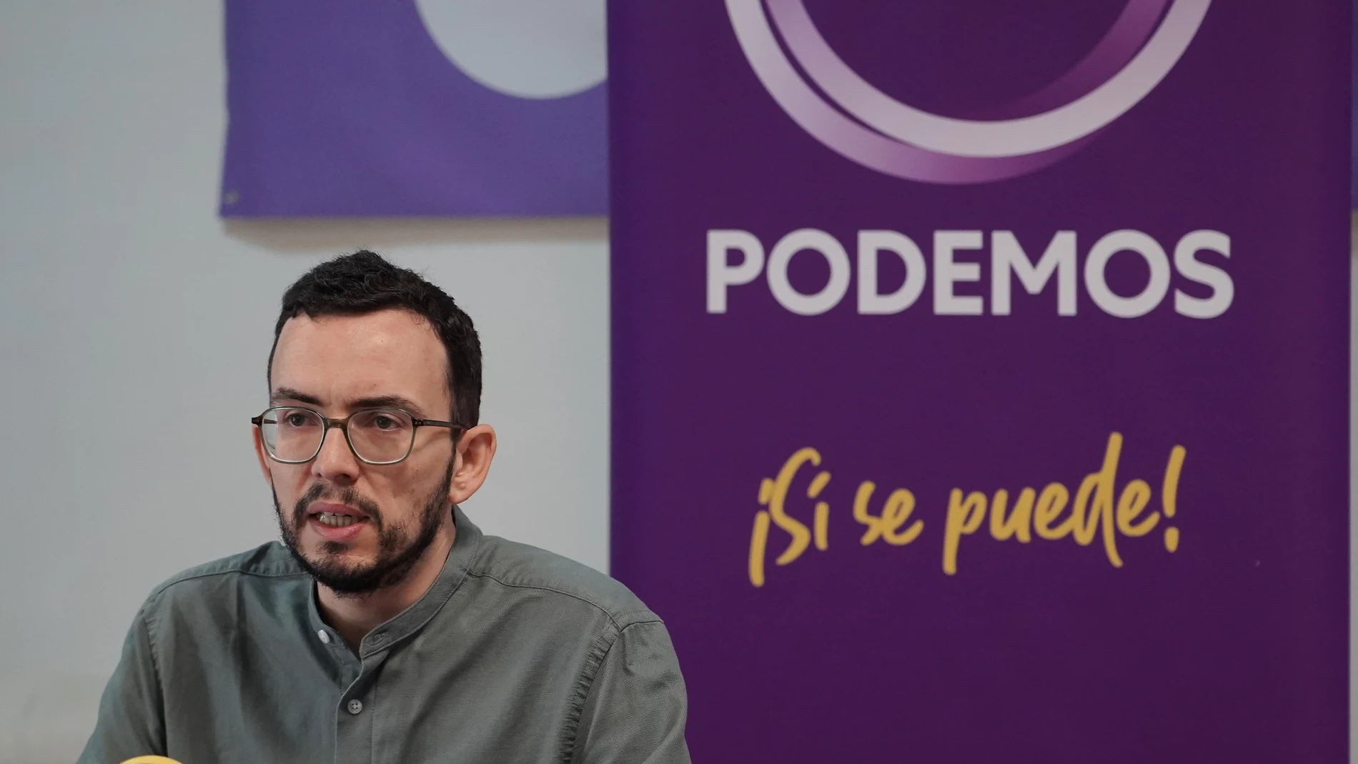 El coordinador de Podemos en Castilla y León, Miguel Ángel Llamas, atiende a la prensa