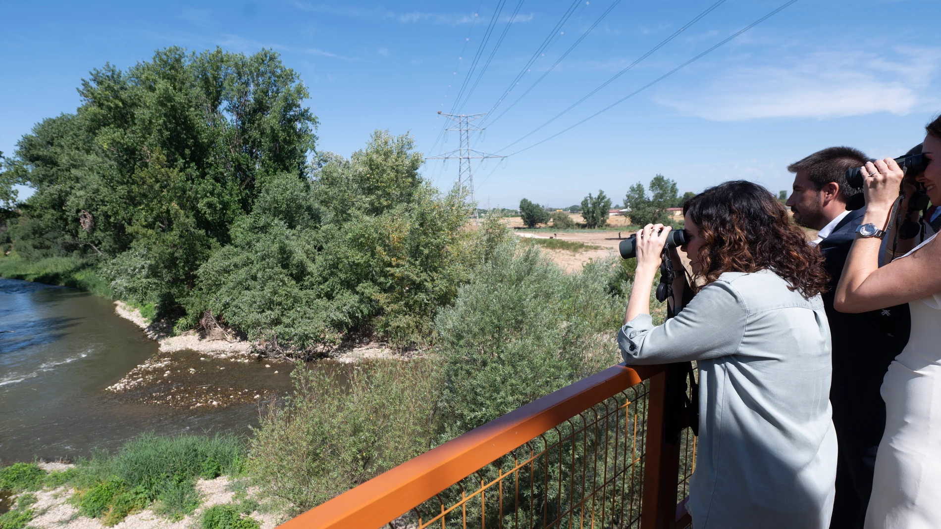 La presidenta de la Comunidad de Madrid, Isabel Díaz Ayuso, durante una visita a la nueva pasarela sobre el río Henares y al corredor medioambiental Arco Verde, a 22 de julio de 2025, en Mejorada del Campo, Madrid (España). La Comunidad de Madrid en colaboración con Amazon han instalado una pasarela sobre el río Henares para facilitar el acceso entre Mejorada del Campo y los municipios de San Fernando de Henares y Torrejón de Ardoz. Arco Verde es la iniciativa medioambiental con la que la Com...