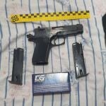 Una de las armas intervenidas en la operación