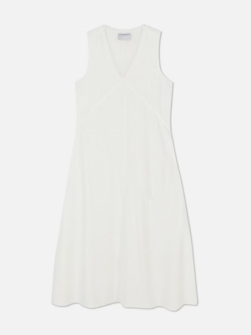 Vestido midi con cuello de pico.