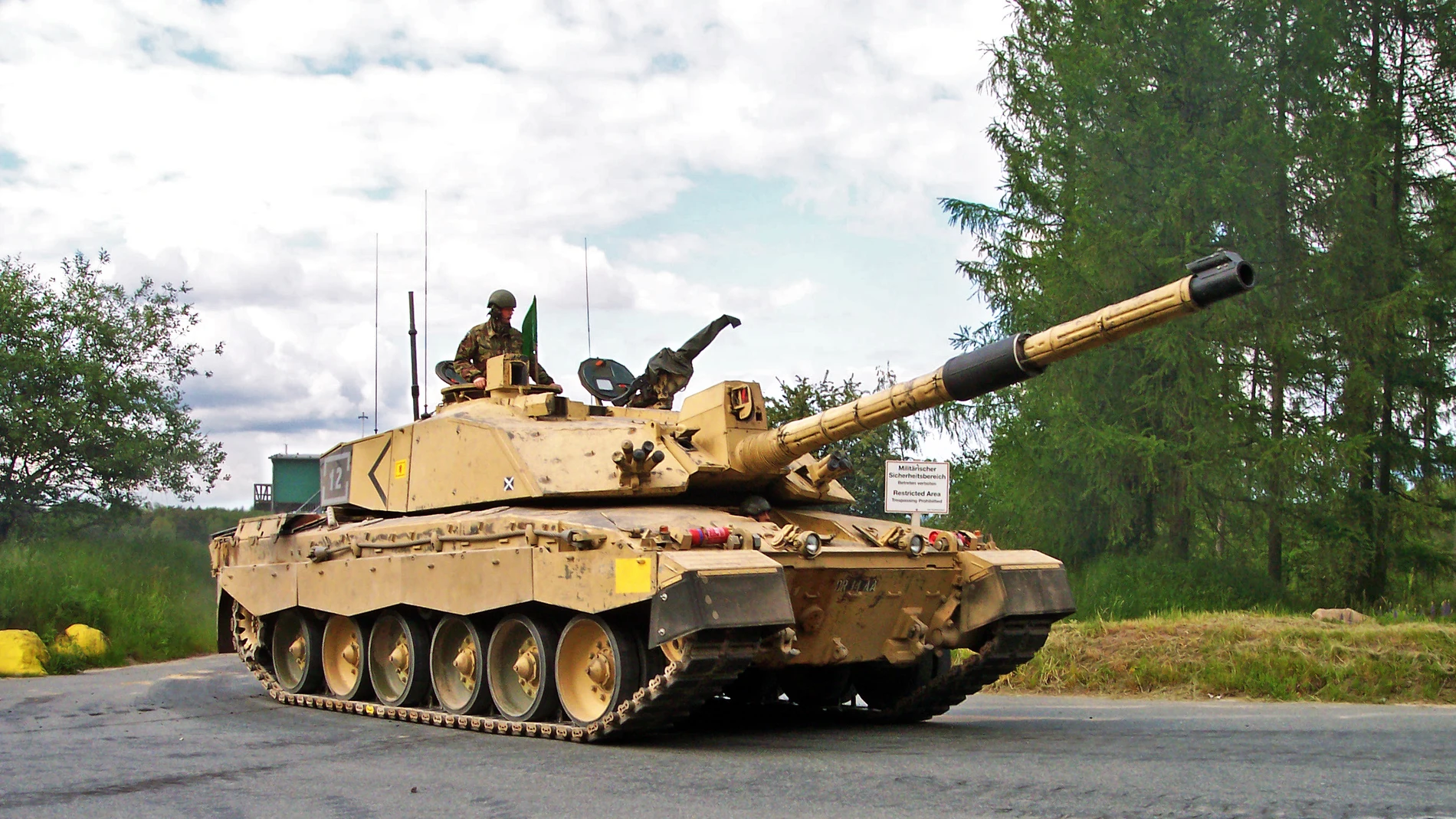 Aparece un carro de combate durante unos ejercicios militares