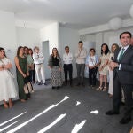Suárez-Quiones vista una de las viviendas que ha entregado a familias jóvenes en Paredes de Nava (Palencia)
