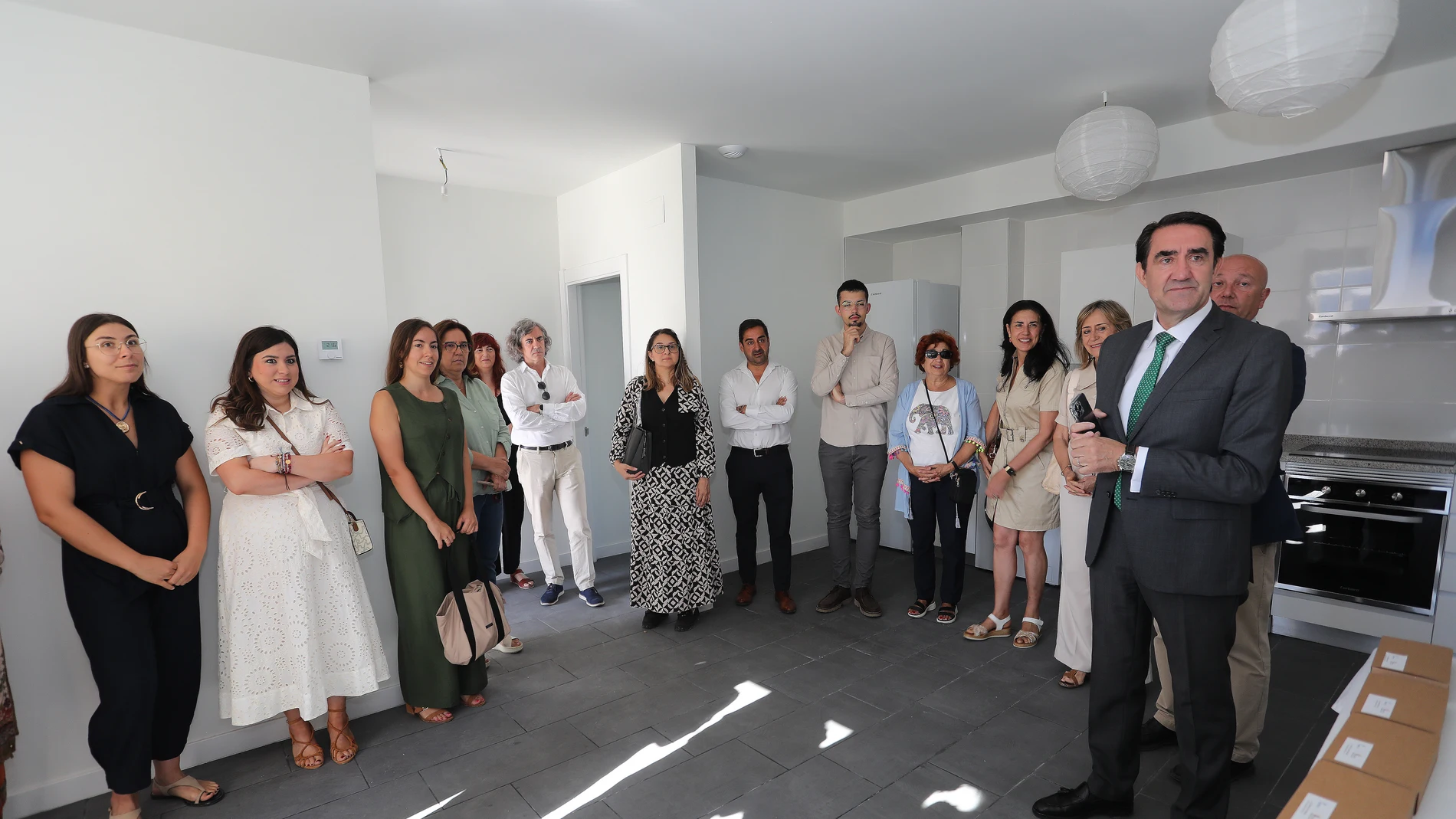 Suárez-Quiones vista una de las viviendas que ha entregado a familias jóvenes en Paredes de Nava (Palencia)
