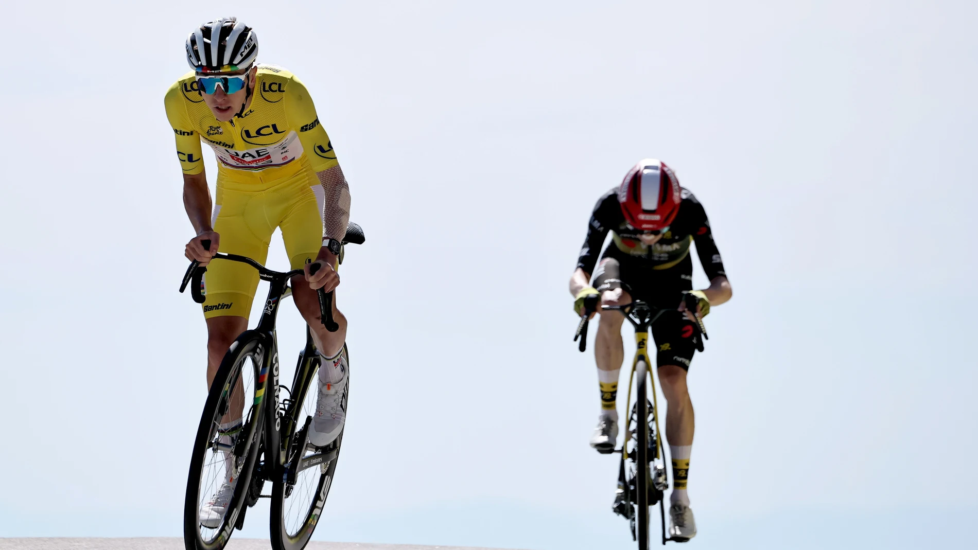FOTODELDÍA Mont Ventoux (Francia), 22/07/2025.- El ciclista esloveno Tadej Pogacar, líder de la general y maillot amarillo, del UAE Team Emirates, se acerca a la meta por delante del danés Jonas Vingegaard, del Team Visma-Lease a Bike, en la 16.ª etapa del Tour de Francia entre Montpellier y Mont Ventoux, Francia, este martes.-EFE/ Christophe Petit Tesson