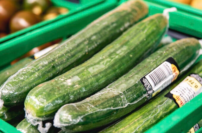 Las 3 razones por la algunos pepinos vienen envueltos en plástico y otros no 