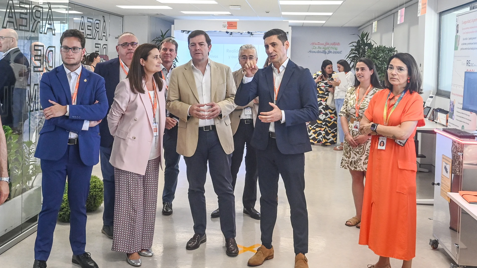 El presidente de la Junta de Castilla y León, Alfonso Fernández Mañueco, ha visitado el centro de producción de la compañía GSK en la localidad burgalesa de Aranda de Duero