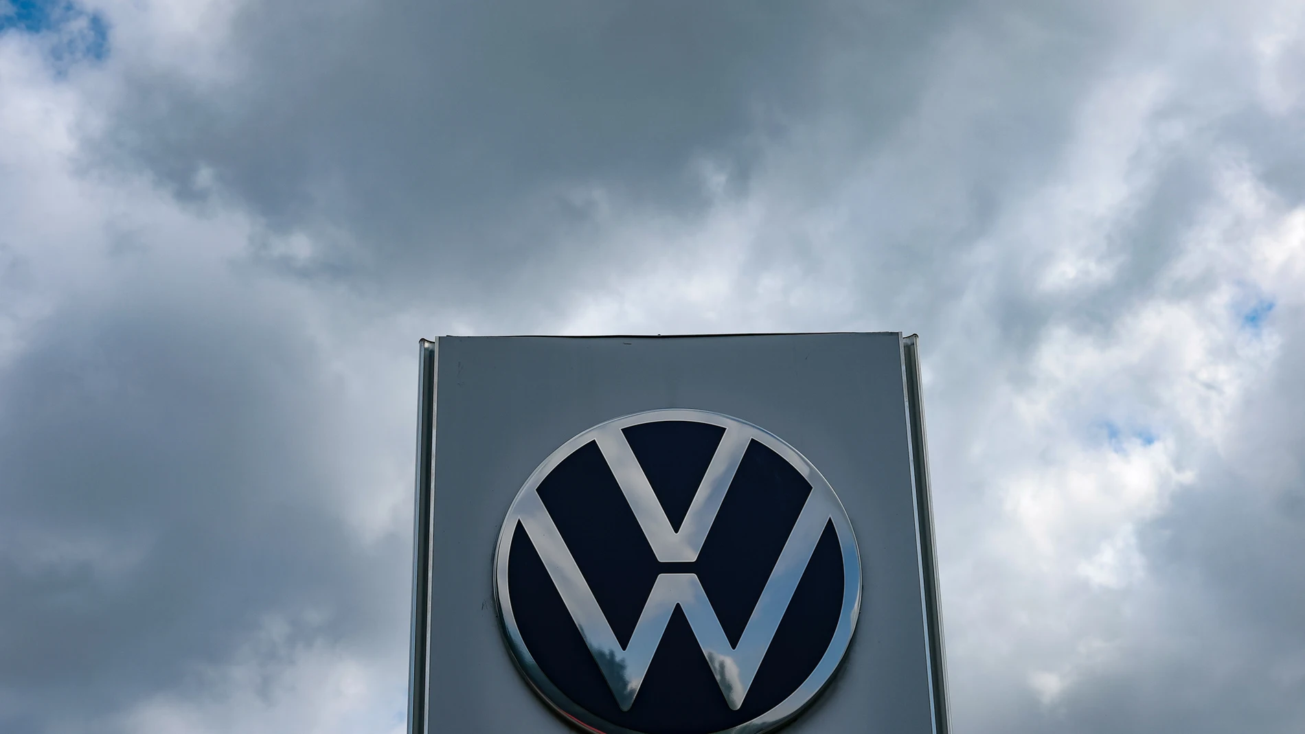 BERLIN (Germany), 22/07/2025.- The Volkswagen logo is seen in front of the VW Berlin car dealership during a warning strike in Berlin, Germany, 22 July 2025. (Alemania) EFE/EPA/FILIP SINGER