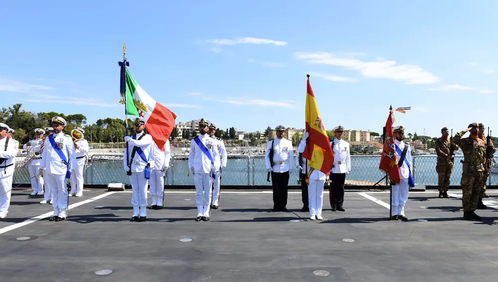 Ceremonia de relevo a bordo del buque San Giusto