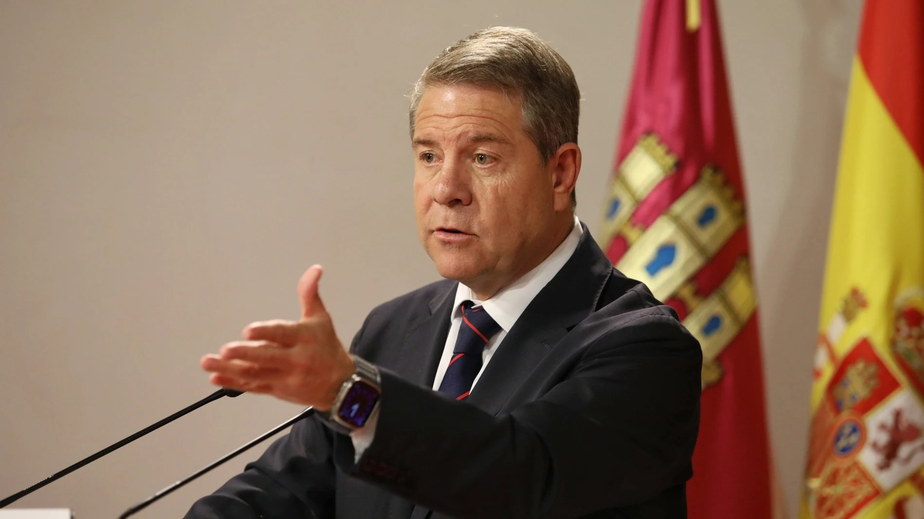 El presidente de Castilla-La Mancha, Emiliano García-Page, durante el acto de entrega del Plan de Singular Interés y presentación del destino Toroverde, en el Palacio de Fuensalida, a 22 de julio de 2025, en Toledo, Castilla-La Mancha (España). El proyecto consiste en la creación de un parque de ocio y aventuras integrado en el entorno natural de la sierra de Cuenca con actividades al aire libre y oferta hotelera. Además el plan contempla infraestructuras adicionales para apoyar las operacion...