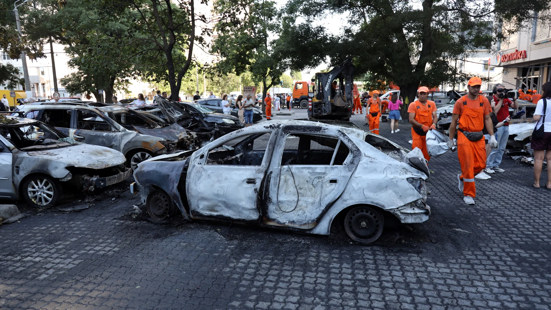 22 July 2025, Ukraine, Odessa: Burned cars are seen after an overnight attack in the Kiev district. A grocery store and sports hall were damaged, and a 41-year-old man was injured. Ten others received psychological support. Photo: Viacheslav Onyshchenko/SOPA Images via ZUMA Press Wire/dpa Viacheslav Onyshchenko/SOPA Imag / DPA 22/07/2025 ONLY FOR USE IN SPAIN