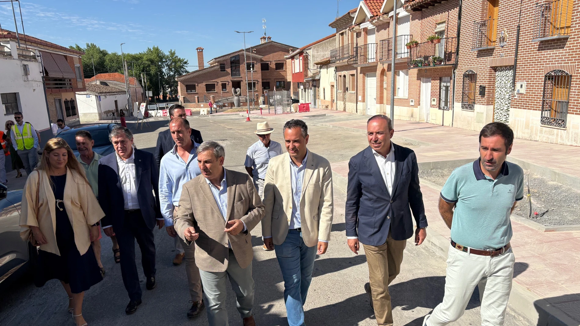 Sanz Merino visita las obras de humanización que se están llevando a cabo en la travesía de la CL-610 a su paso por Serrada (Valladolid), incluidas en el plan autonómico para transformar 30 travesías en toda la Comunidad.