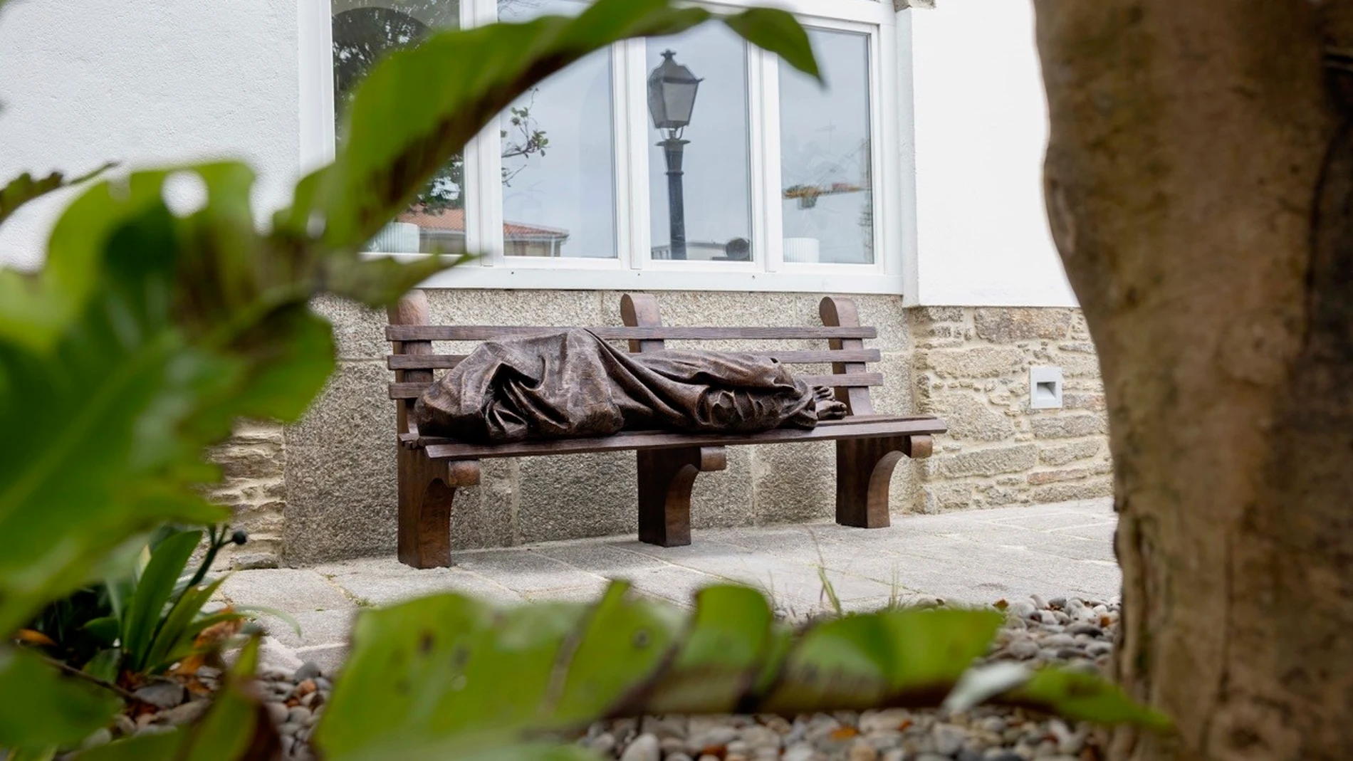 Estatua 'Homeless Jesus' en SantiagoREMITIDA / HANDOUT por CATEDRAL SANTIAGOFotografía remitida a medios de comunicación exclusivamente para ilustrar la noticia a la que hace referencia la imagen, y citando la procedencia de la imagen en la firma22/07/2025