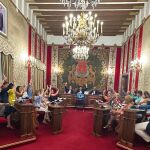 Imagen del pleno en el que se ha aprobado una moratoria por un plazo de dos años en la concesión de licencias de bloques íntegros de apartamentos turísticos