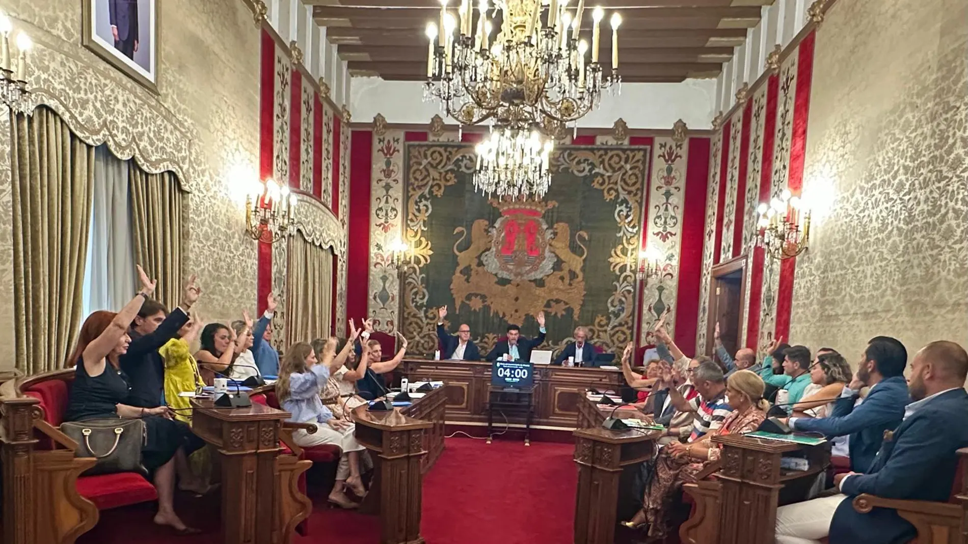 Imagen del pleno en el que se ha aprobado una moratoria por un plazo de dos años en la concesión de licencias de bloques íntegros de apartamentos turísticos