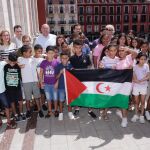 El alcalde de Valladolid, Jesús Julio Carnero, recibe a los niños participantes en "Vacaciones en Paz"