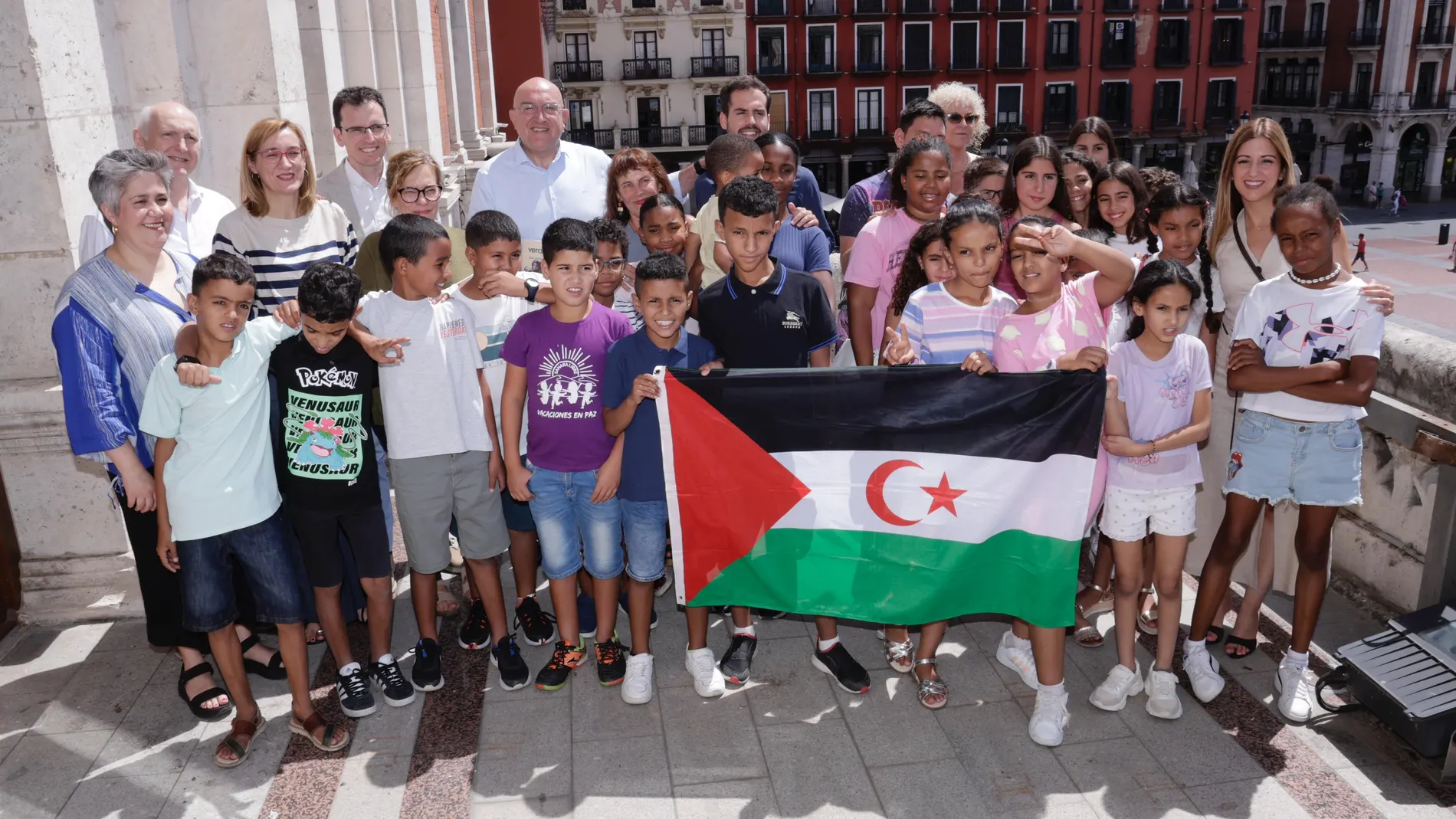 El alcalde de Valladolid, Jesús Julio Carnero, recibe a los niños participantes en "Vacaciones en Paz"
