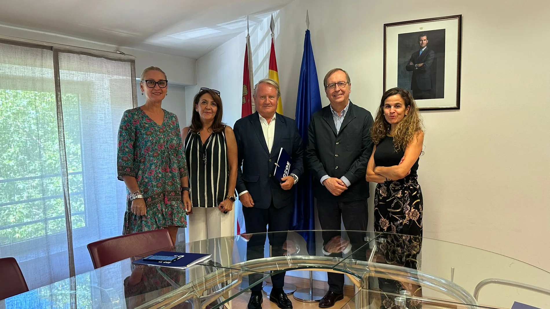 El director general de Turismo, Ángel González Pieras y el presidente de Fevacyl, Fernando Alvárez, durante la reunión que han mantenido en Valladolid