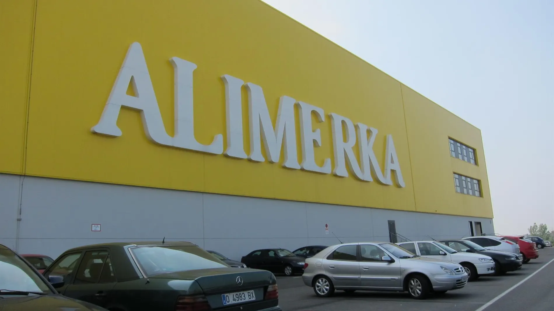 Economía.- URA convoca una reunión con el presidente de Alimerka para abordar el conflicto con Central Lechera Asturiana
