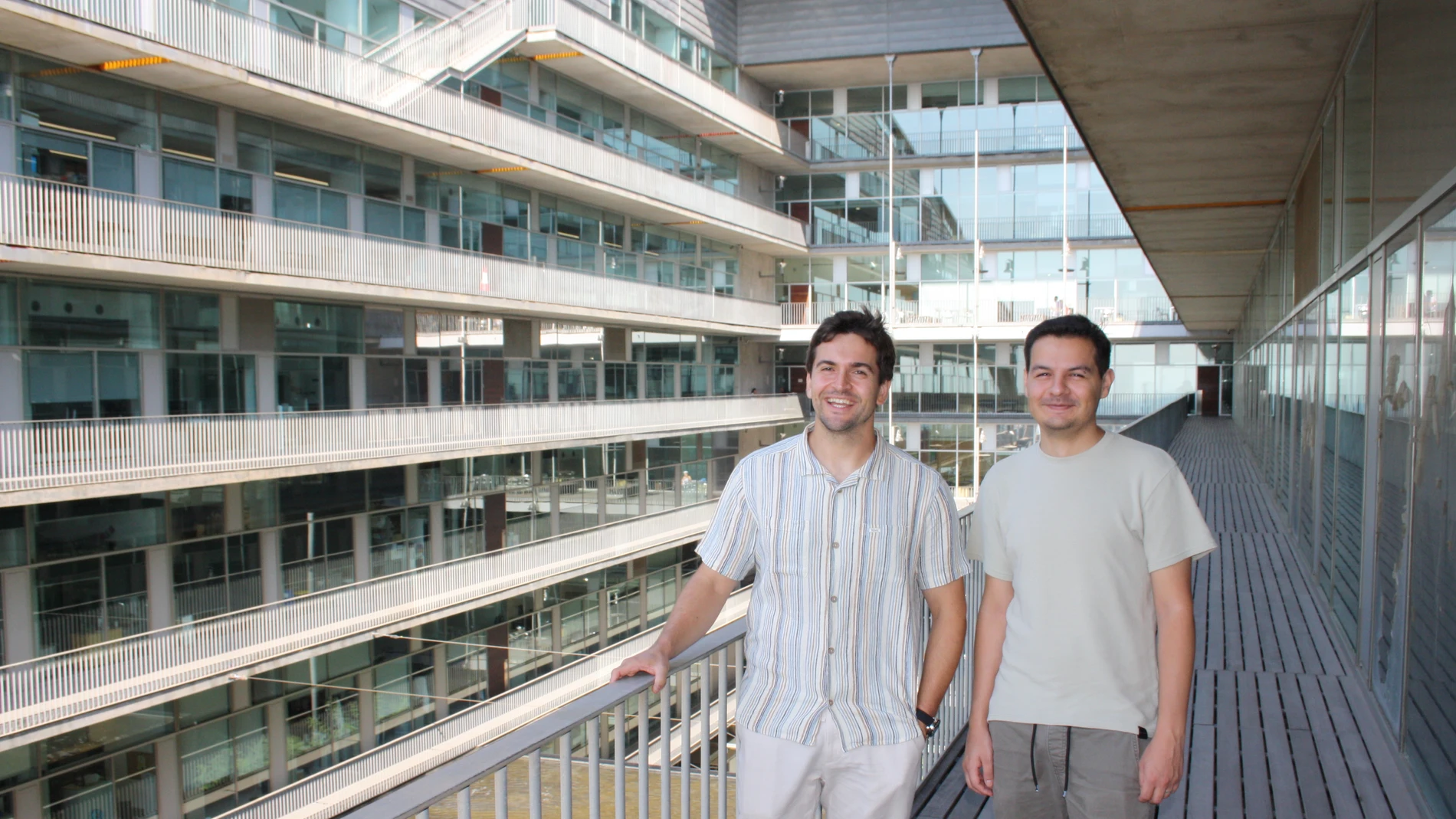 Bernardo Rodríguez-Martín (izquierda) y Emiliano Sotelo-Fonseca fotografiados en el Centro de Regulación Genómica (CRG) en Barcelona