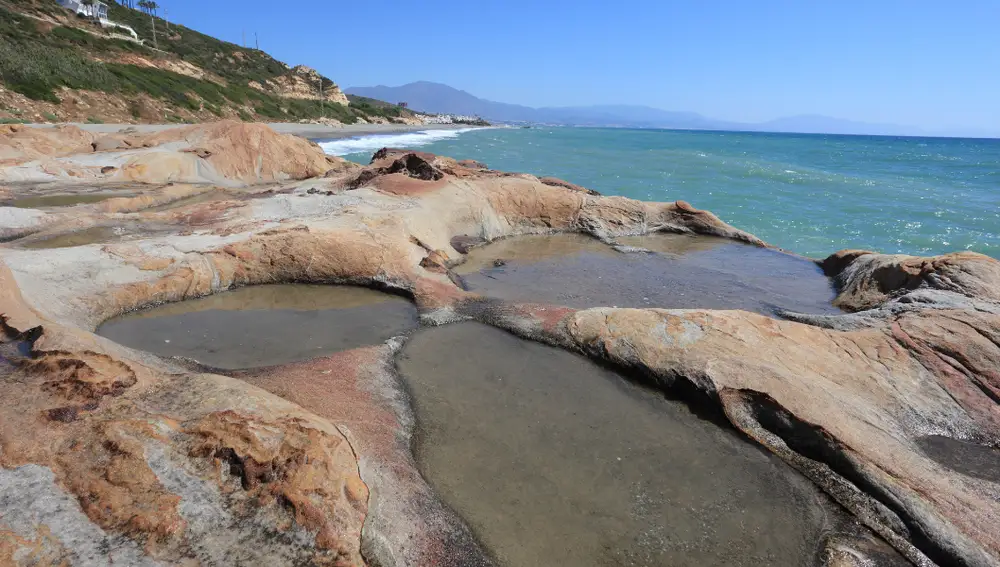 La playa Punta Chullera, en Manilva, es una de las más bonitas de la Costa del Sol