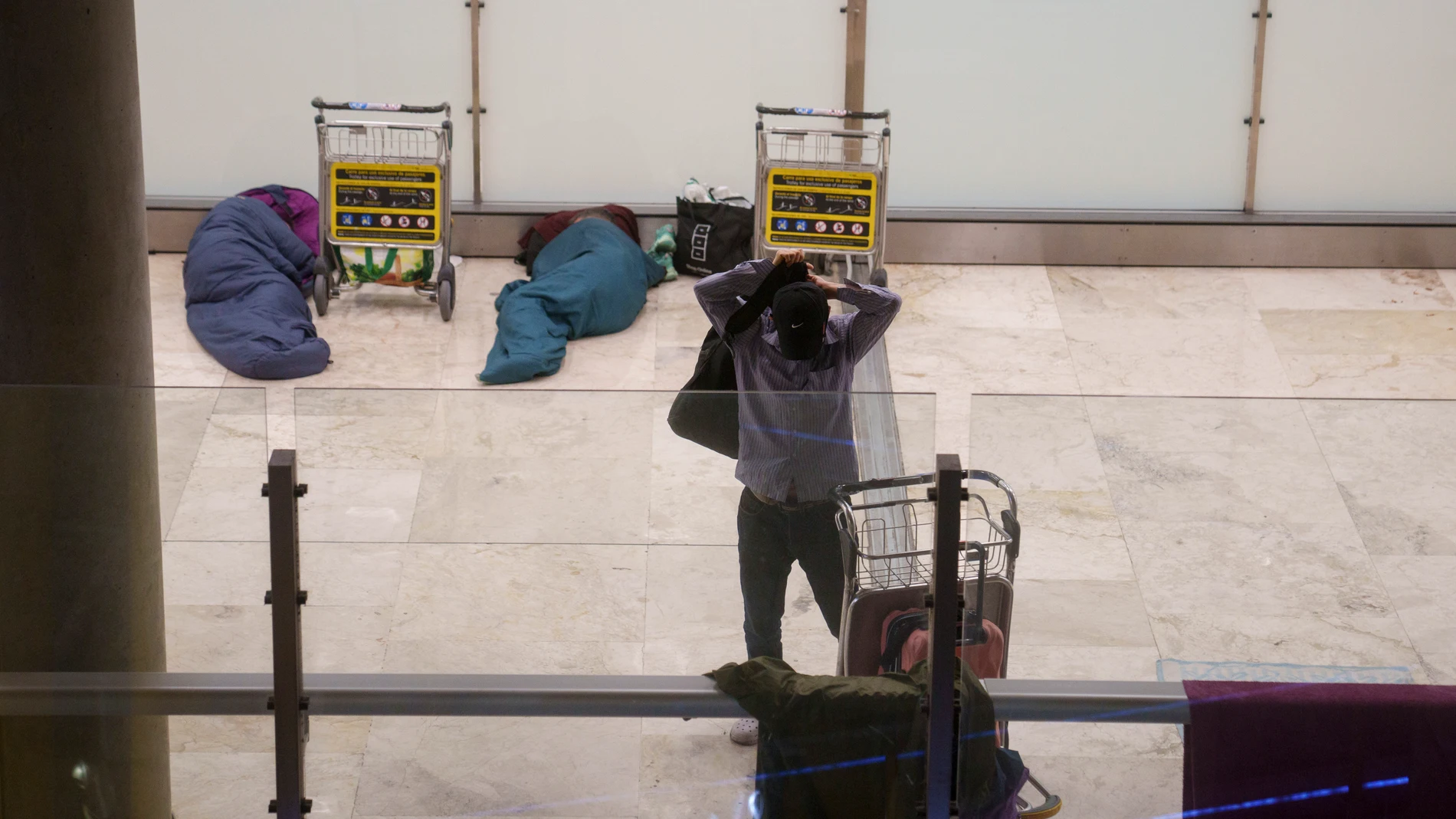 Personas sin techo en el Aeropuerto de Madrid Barajas