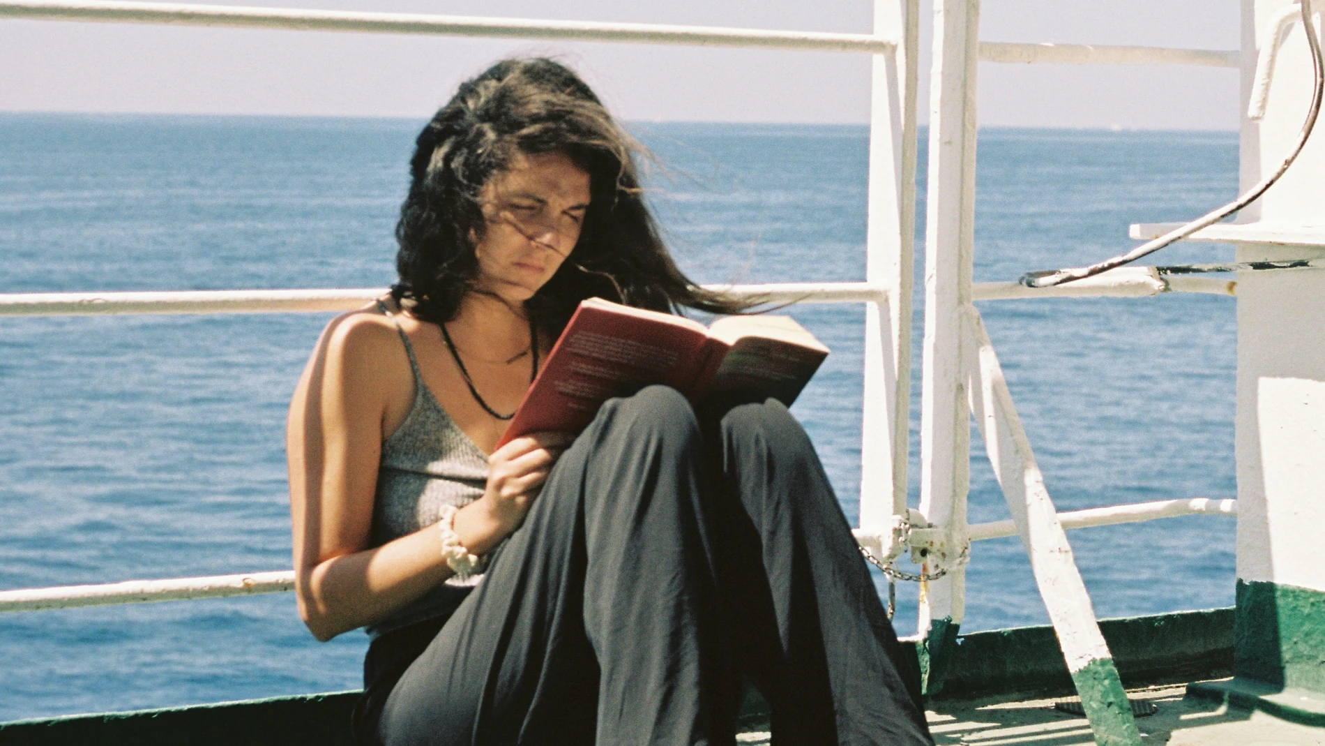 Los 6 libros que no podrás soltar este verano (aunque no estés en la playa)