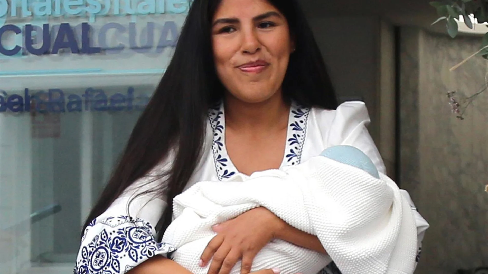 Isa Pantoja, abatida, confiesa quién es el único de su familia que la felicitó por su maternidad