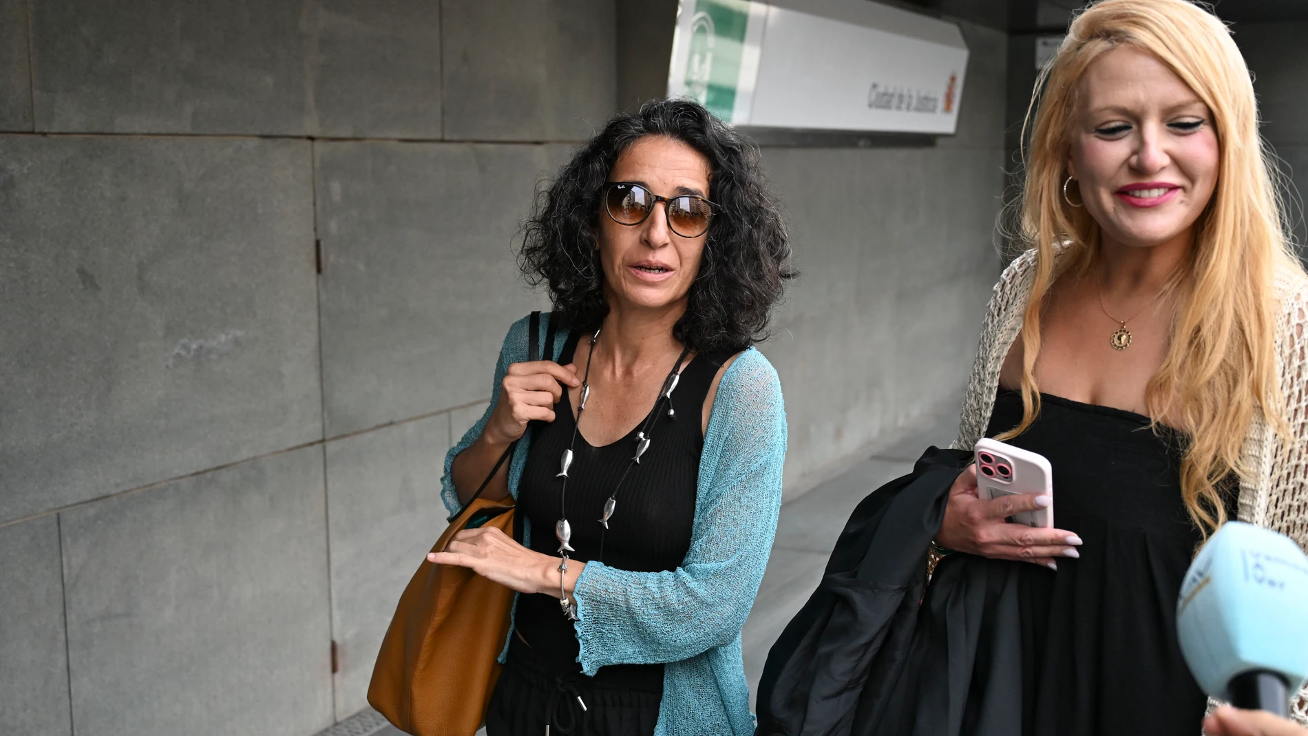 ALMERÍA, 23/07/2025.- La madre de Gabriel, Patricia Ramírez (i), a su llegada este miércoles para declarar, en calidad de perjudicada, ante un juzgado de instrucción de Almería, ante el que también declaran Ana Julia Quezada, condenada por el asesinato del niño Gabriel Cruz, y su pareja como investigadas por presuntas amenazas a Patricia Ramírez. EFE / Carlos Barba