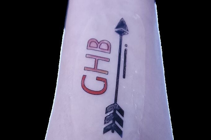 Esta pegatina tipo tatuaje, que se puede imprimir en una variedad de diseños, detecta la presencia de una droga que suele usarse para “alterar” las bebidas: las letras se vuelven rojas cuando se exponen a ella
