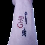 Esta pegatina tipo tatuaje, que se puede imprimir en una variedad de diseños, detecta la presencia de una droga que suele usarse para “alterar” las bebidas: las letras se vuelven rojas cuando se exponen a ella