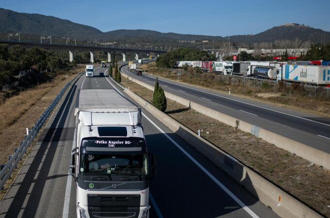 España eleva el límite de carga para camiones a 44 toneladas y autoriza megacamiones de hasta 72 toneladas