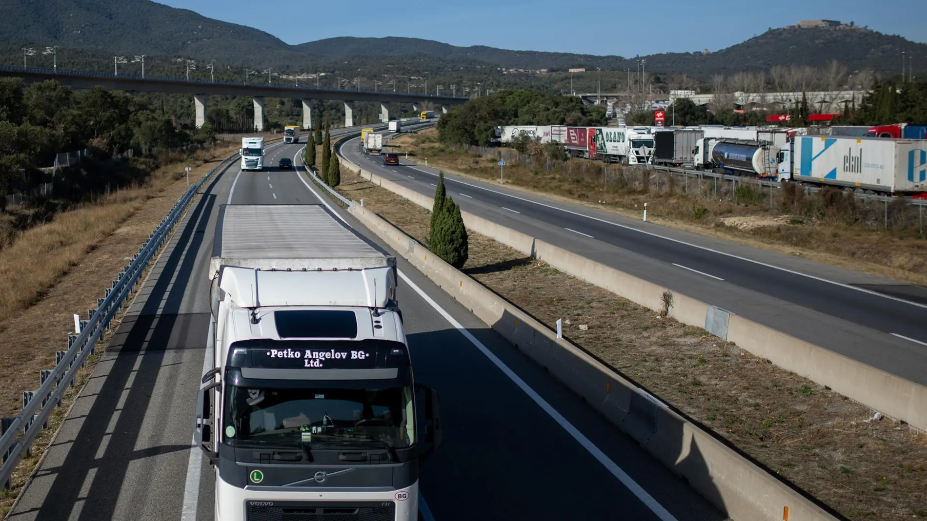 España eleva el límite de carga para camiones a 44 toneladas y autoriza megacamiones de hasta 72 toneladas