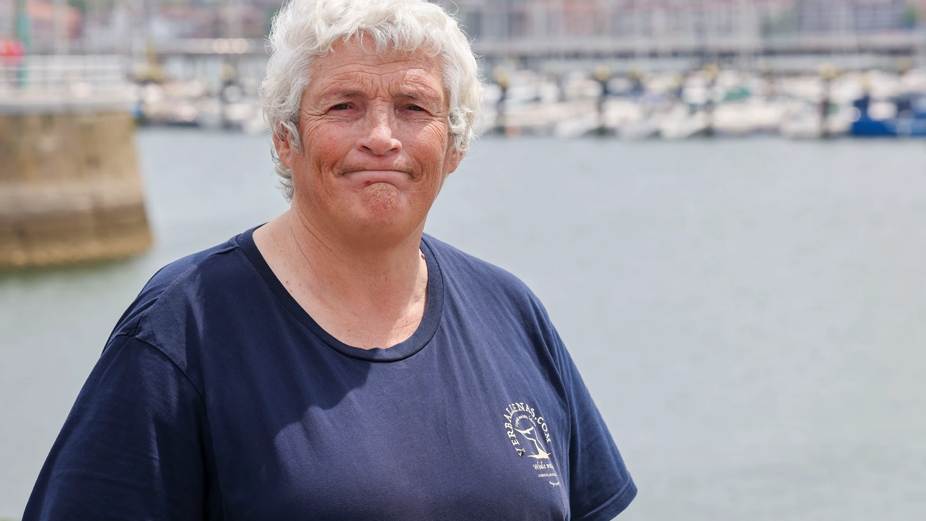 GRAFCAV843. SANTURTZI (BIZKAIA), 23/07/2025.-El naturalista responsable de Verballenas, Gorka Ocio, en la imagen, donde explicó a EFE que "las orcas se acercan a las embarcaciones, las empujan y las golpean esperando en ellas una reacción, como un juego, como cuando un gato trata de cazar un ratón". Estos días un grupo de orcas ha tenido varias "interacciones" con veleros frente a la costa vasca y, en concreto, golpearon y podrían haber roto el timón de una embarcación dos millas al norte de...