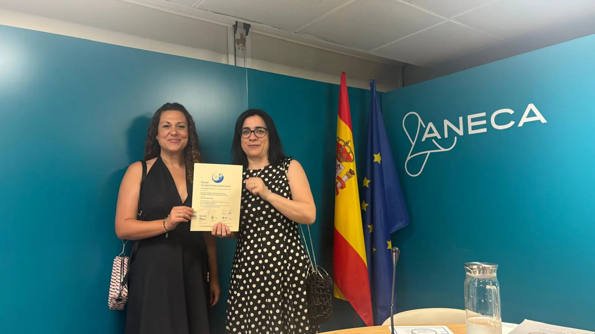 Rebeca Martínez, subdirectora de Calidad de la Escuela, y Eva Cuervo, coordinadora del grado en Ingeniería Informática, han sido las encargadas de recoger el diploma en nombre del equipo docente y directivo en la VI Ceremonia de Entrega de Sellos Internacionales de Calidad, organizado por ANECA