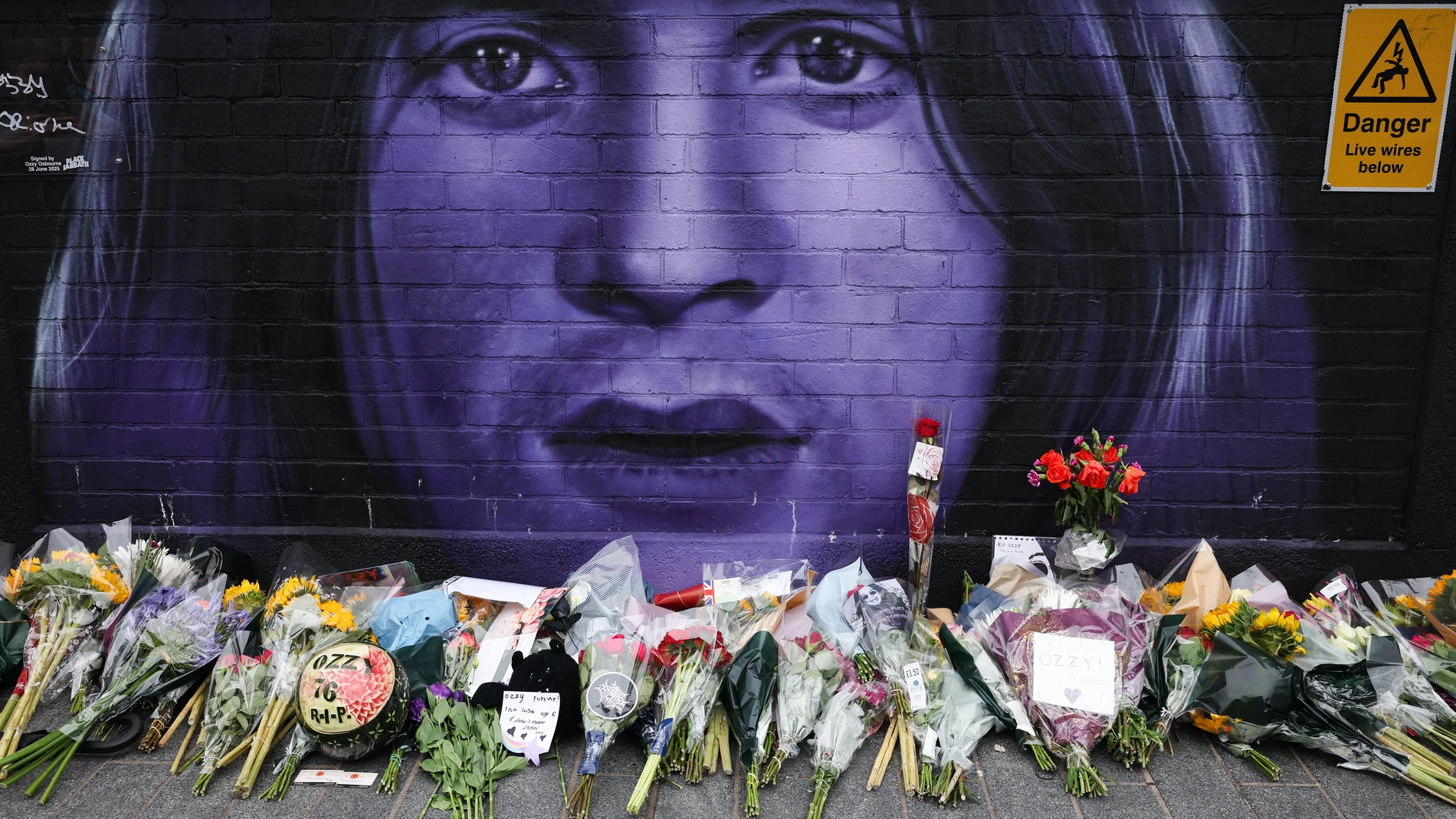 BIRMINGHAM (United Kingdom), 23/07/2025.- Tributes to singer Ozzy Osbourne are left at the Black Sabbath Wall in Birmingham, Britain, 23 July 2025. Osbourne passed away aged 76 on 22 July 2025, weeks after performing his final concert with Black Sabbath, his family announced. He had been diagnosed with Parkinson's disease in 2019. (Reino Unido) EFE/EPA/ADAM VAUGHAN