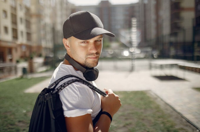 Este país prohíbe llevar gorras y los turistas se arriesgan a multas de hasta 2.800 euros