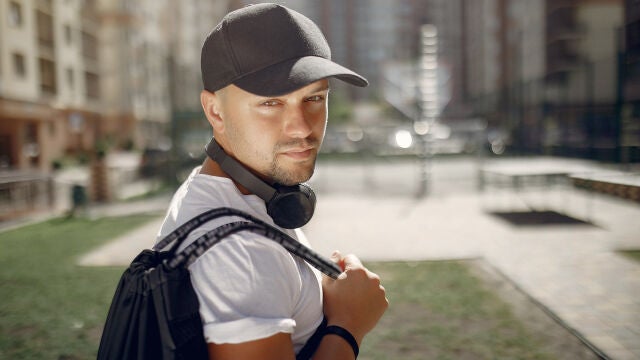 Este país prohíbe llevar gorras y los turistas se arriesgan a multas de hasta 2.800 euros