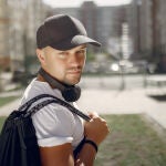 Este país prohíbe llevar gorras y los turistas se arriesgan a multas de hasta 2.800 euros