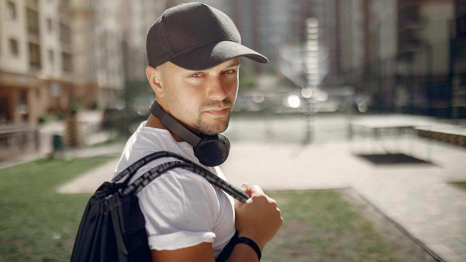 Este país prohíbe llevar gorras y los turistas se arriesgan a multas de hasta 2.800 euros