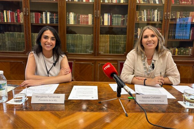La portavoz nacional de SOS Rural, Natalia Corbalán, y la presidenta de la Asociación Ecología y Libertad, Margarita Fernández