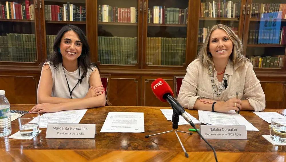 La portavoz nacional de SOS Rural, Natalia Corbalán, y la presidenta de la Asociación Ecología y Libertad, Margarita Fernández