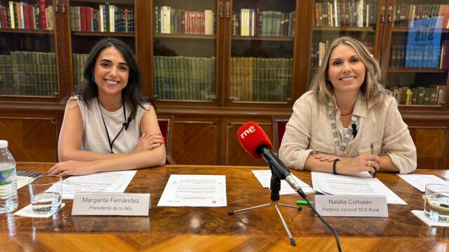 La portavoz nacional de SOS Rural, Natalia Corbalán, y la presidenta de la Asociación Ecología y Libertad, Margarita Fernández